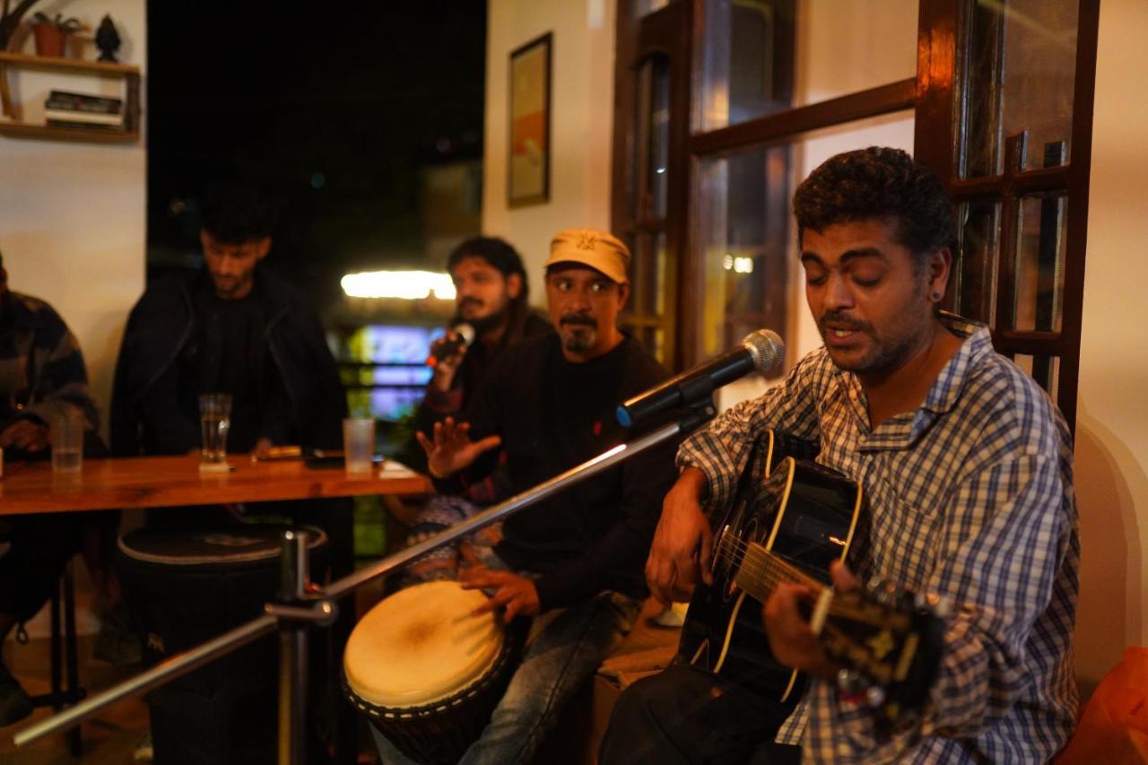 Young Monk Hostel & Cafe Dharamkot ماكليود غانج المظهر الخارجي الصورة