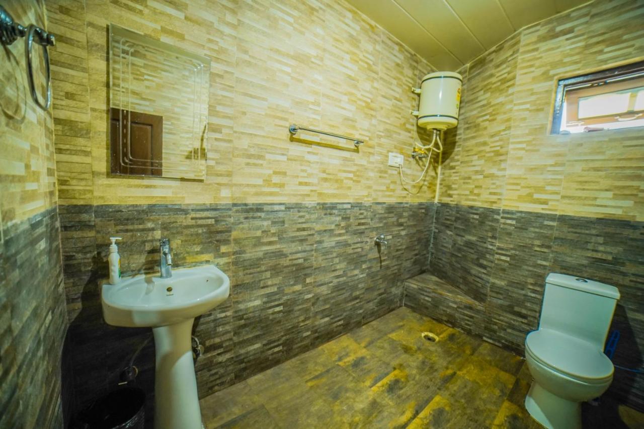 Young Monk Hostel & Cafe Dharamkot ماكليود غانج الغرفة الصورة