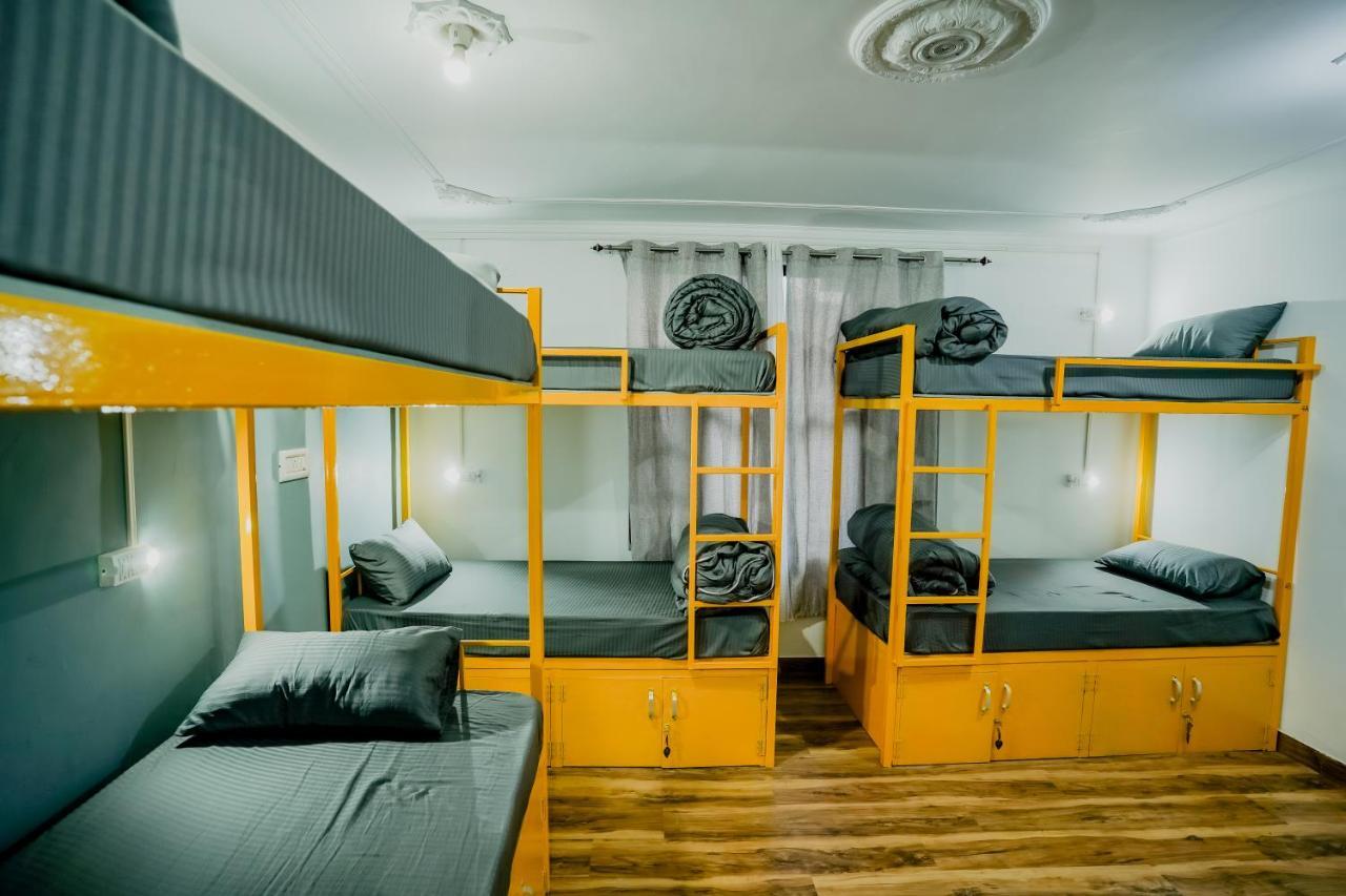 Young Monk Hostel & Cafe Dharamkot ماكليود غانج المظهر الخارجي الصورة