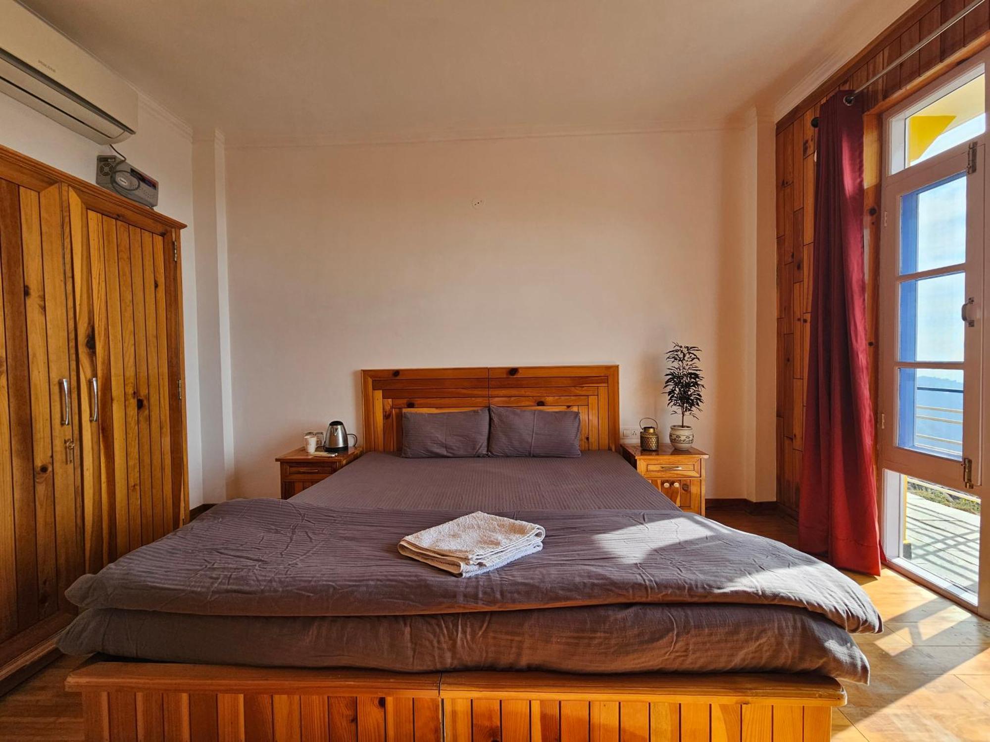 Young Monk Hostel & Cafe Dharamkot ماكليود غانج المظهر الخارجي الصورة