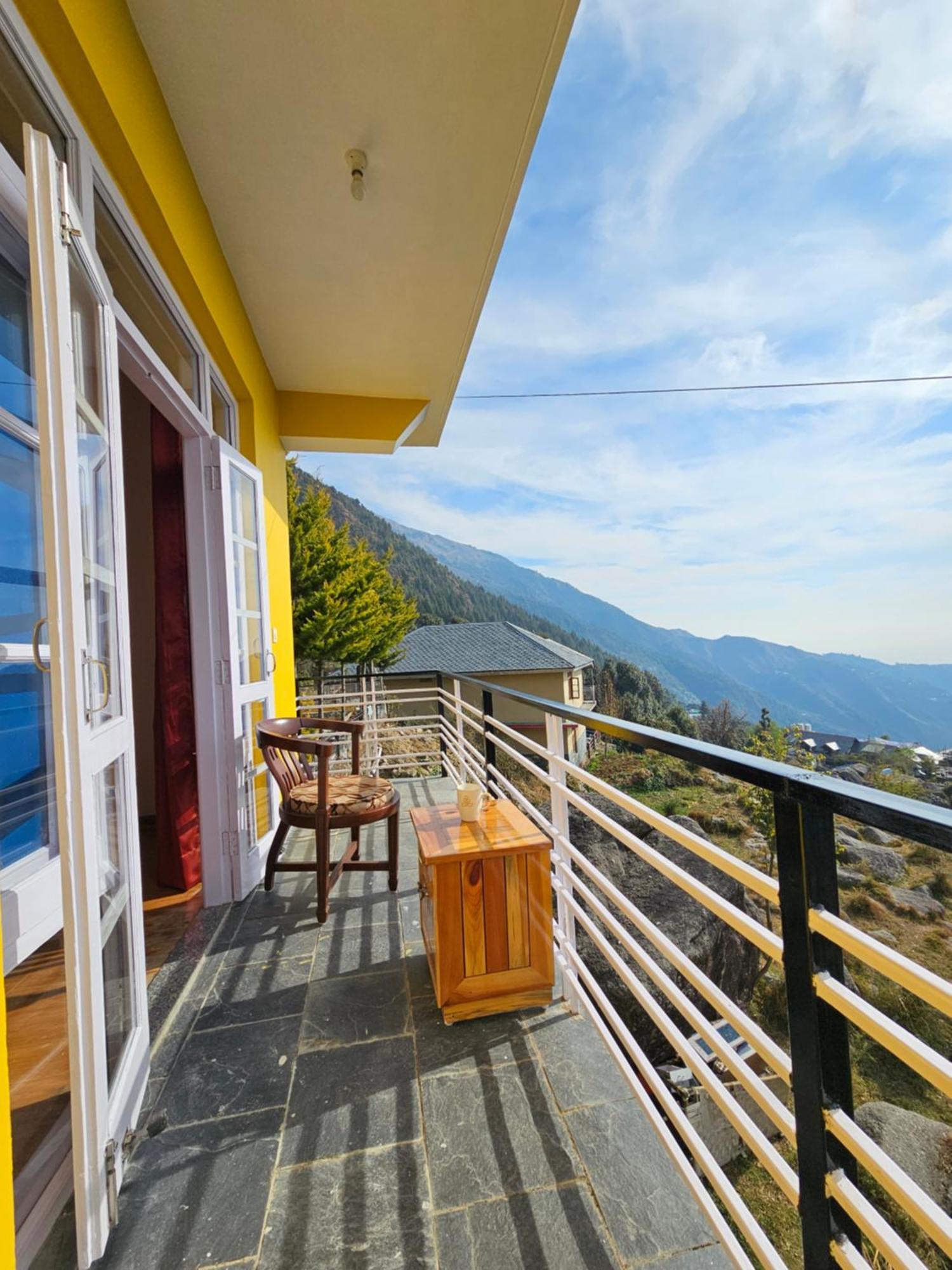 Young Monk Hostel & Cafe Dharamkot ماكليود غانج المظهر الخارجي الصورة