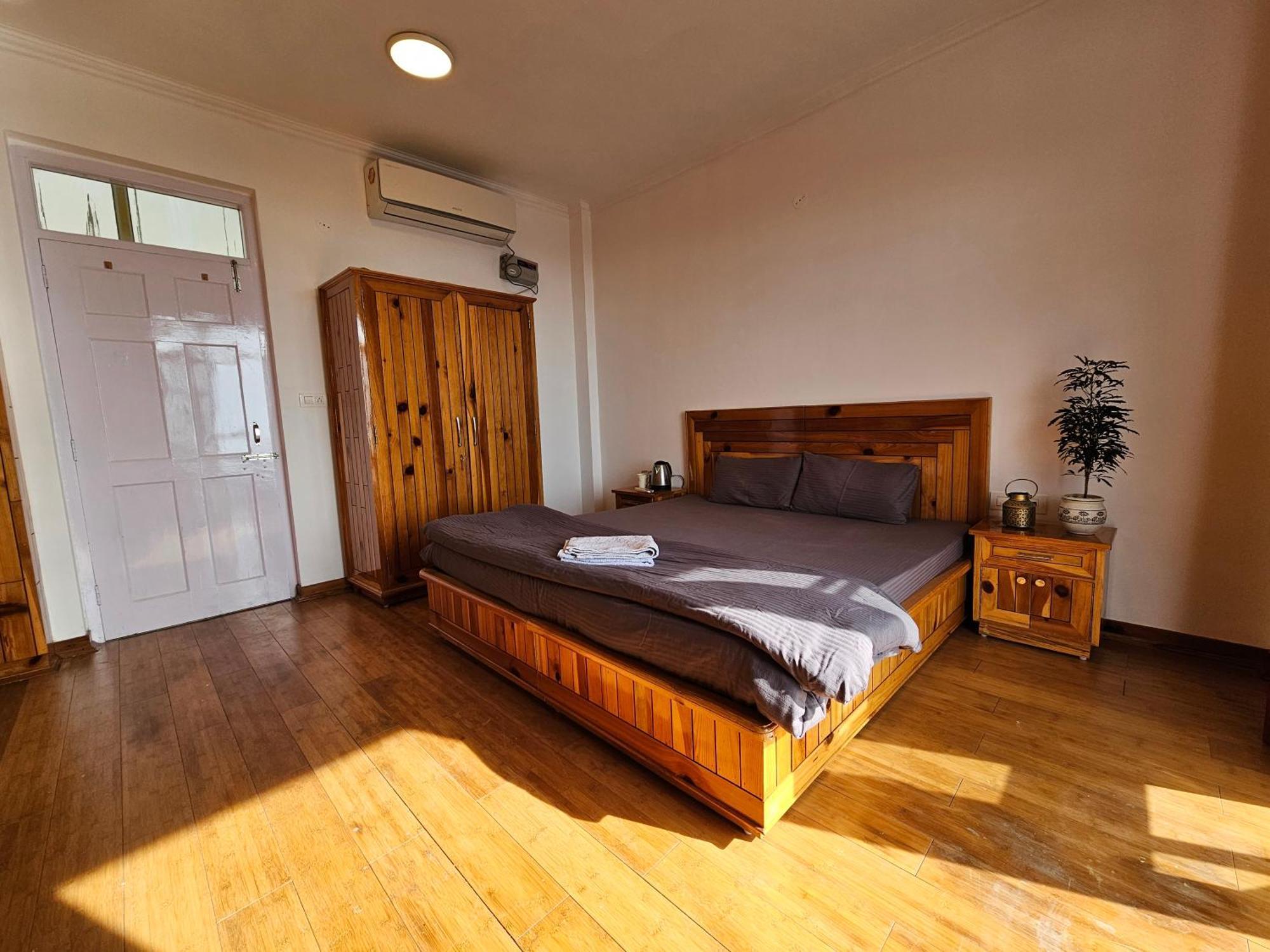 Young Monk Hostel & Cafe Dharamkot ماكليود غانج المظهر الخارجي الصورة