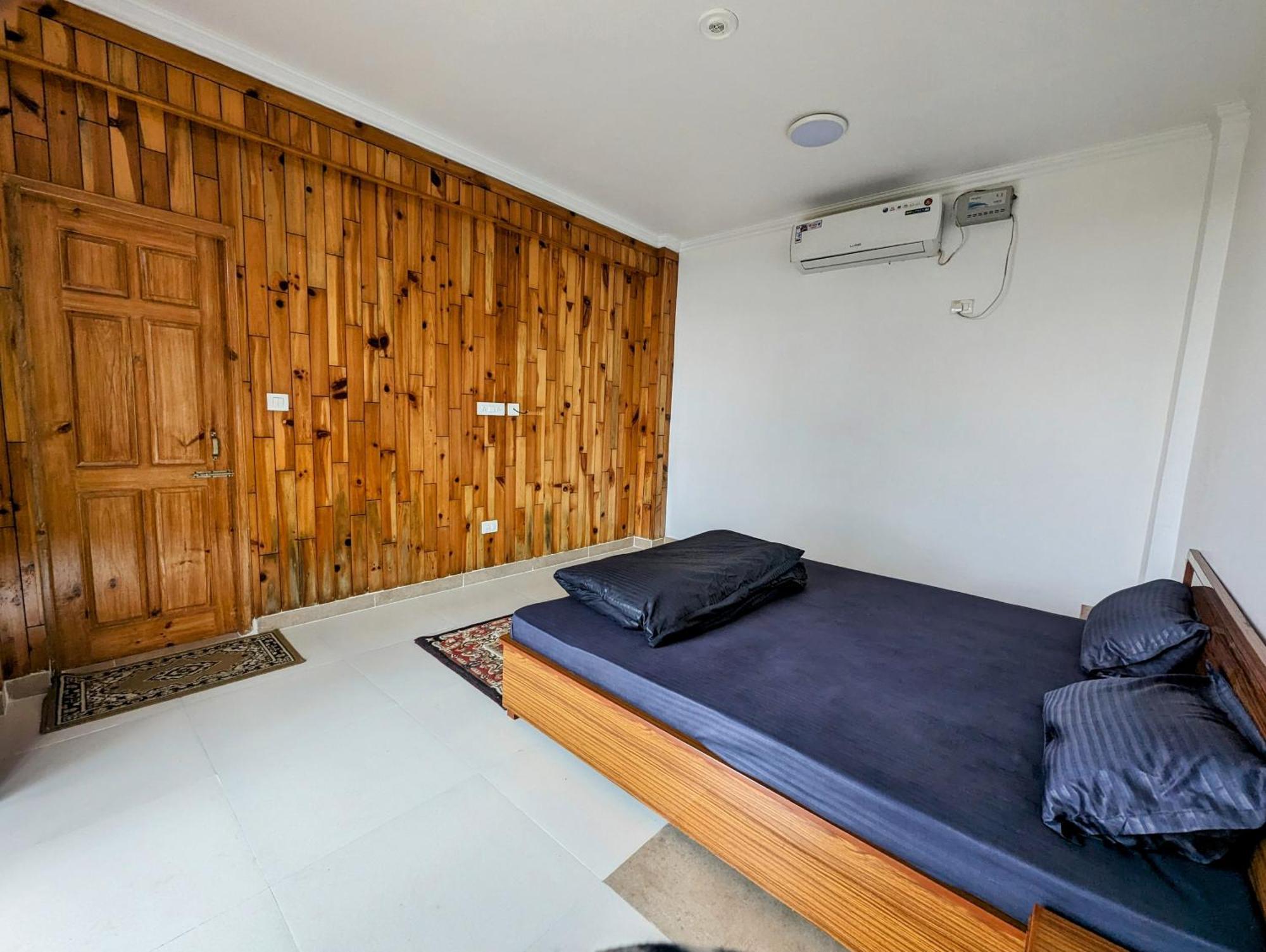 Young Monk Hostel & Cafe Dharamkot ماكليود غانج المظهر الخارجي الصورة